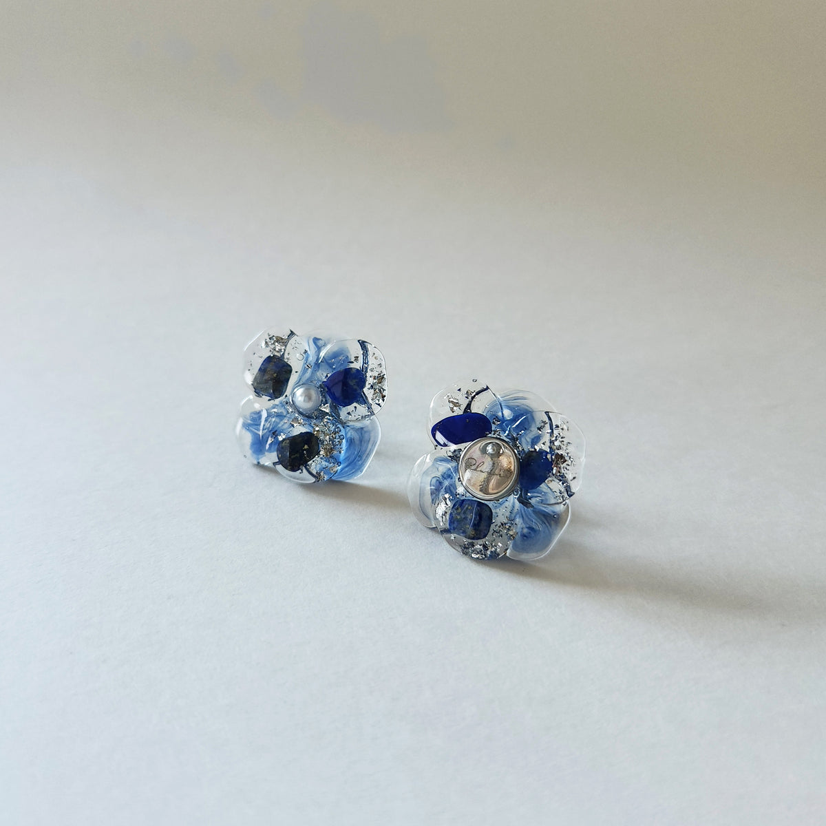 天然石（ラピスラズリ）× 花　ピアス＆イヤリング