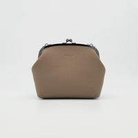 手縫いのがま口バッグ　グレージュ