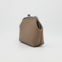 手縫いのがま口バッグ　グレージュ