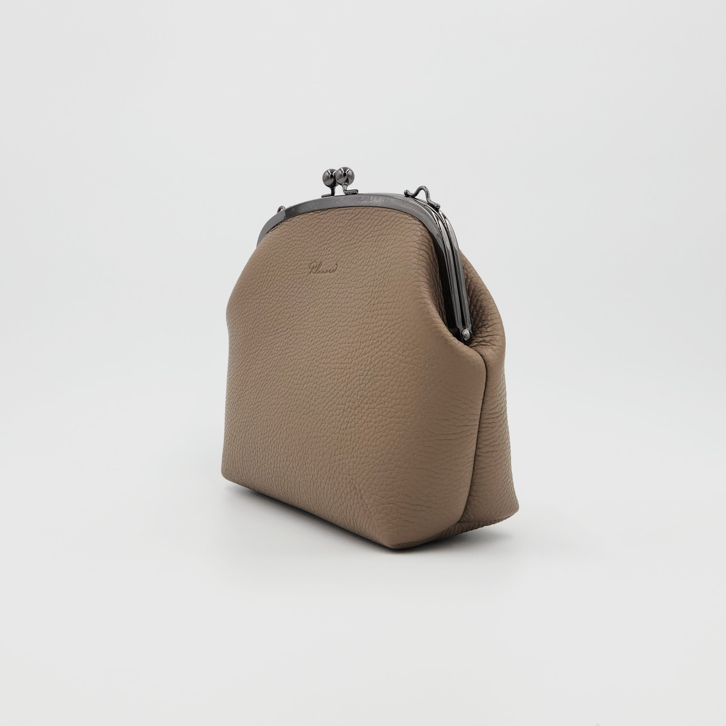 手縫いのがま口バッグ　グレージュ