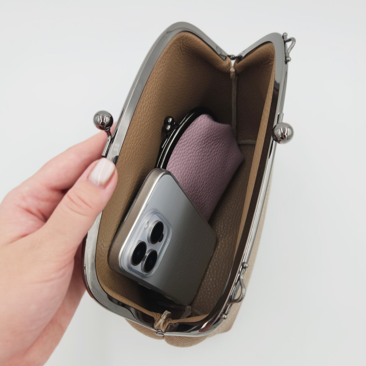 手縫いのがま口バッグ　ブルー