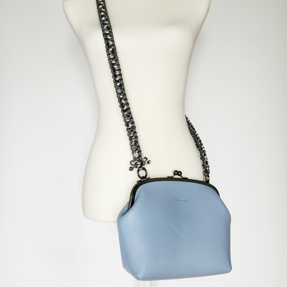 手縫いのがま口バッグ　ブルー