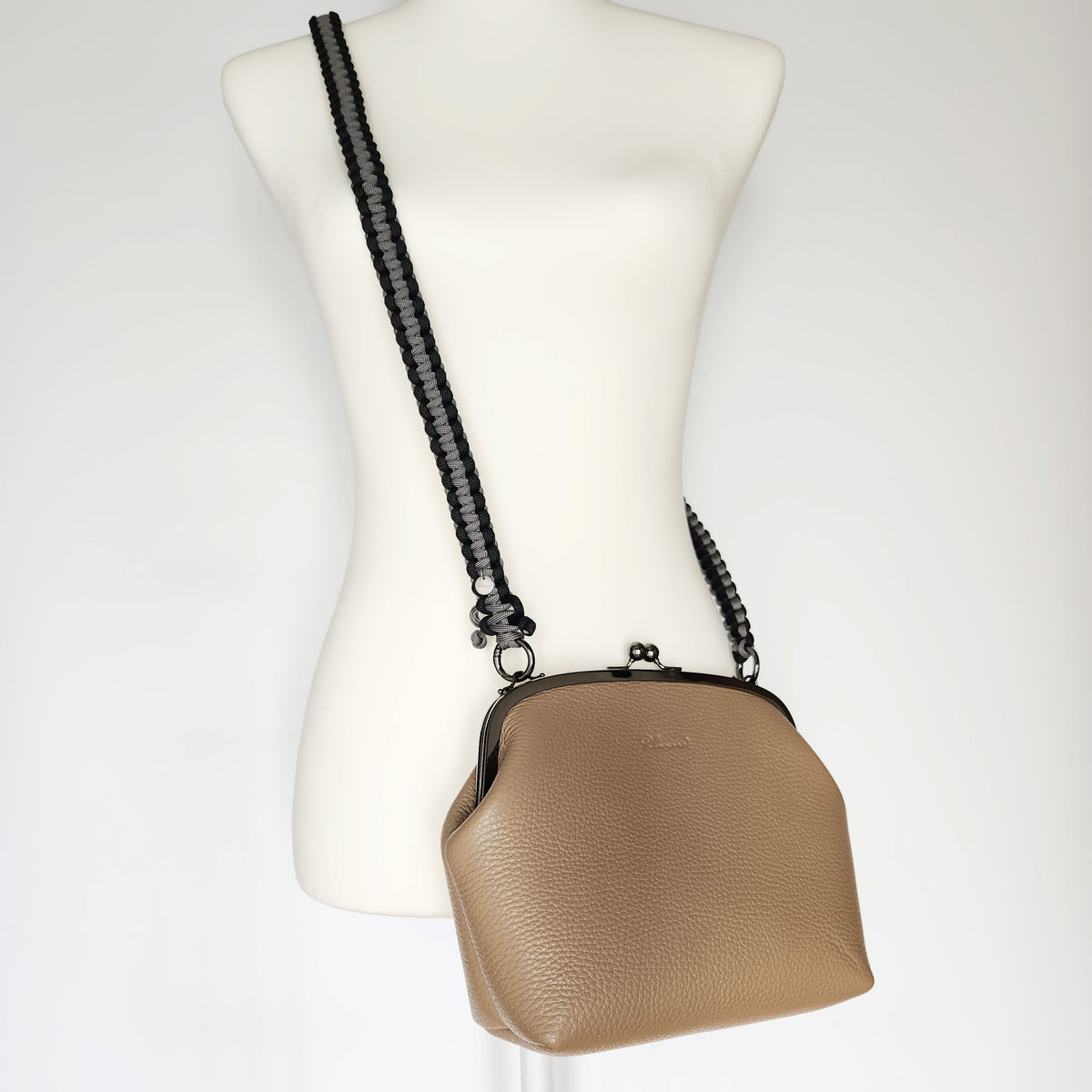 手縫いのがま口バッグ　グレージュ