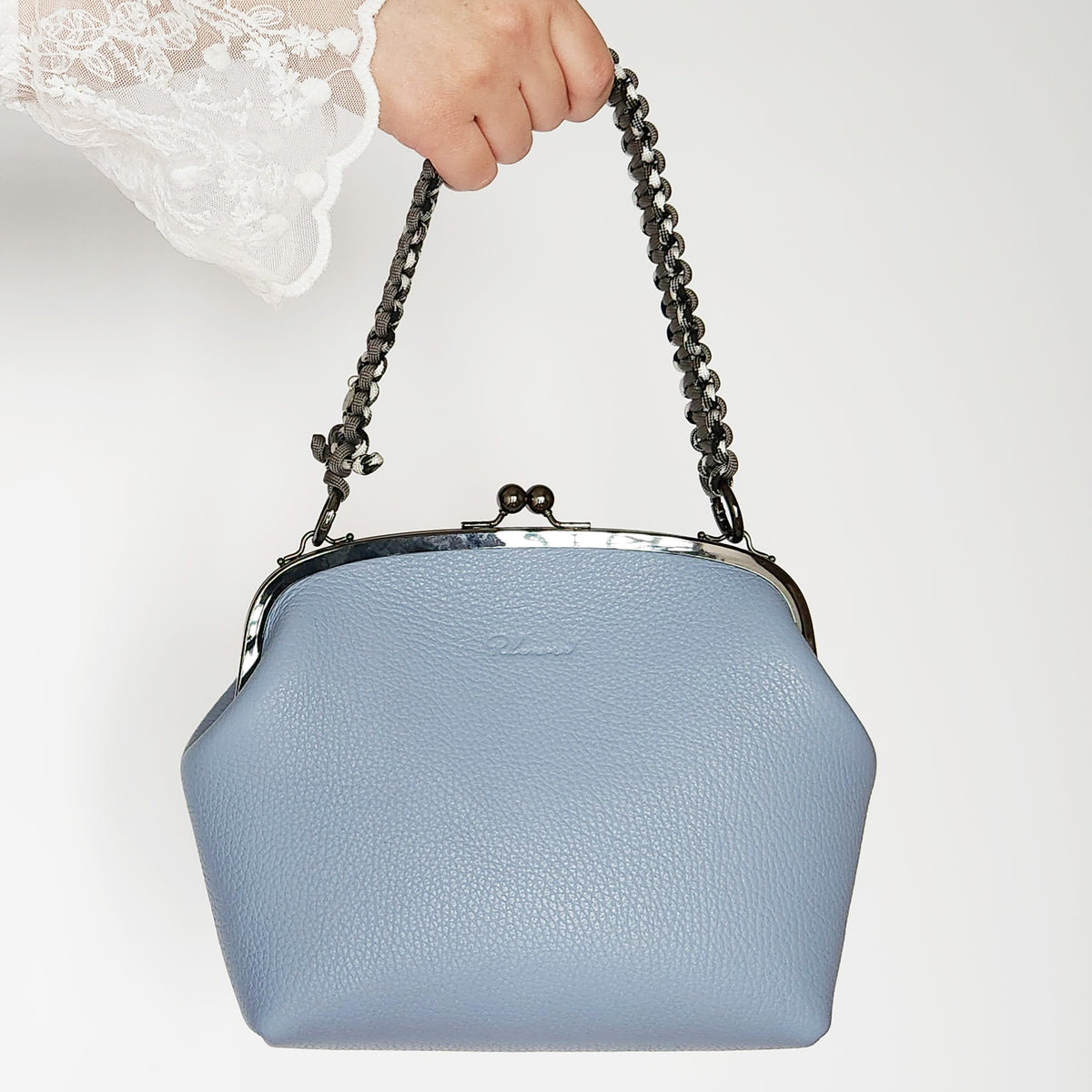 手縫いのがま口バッグ　ブルー