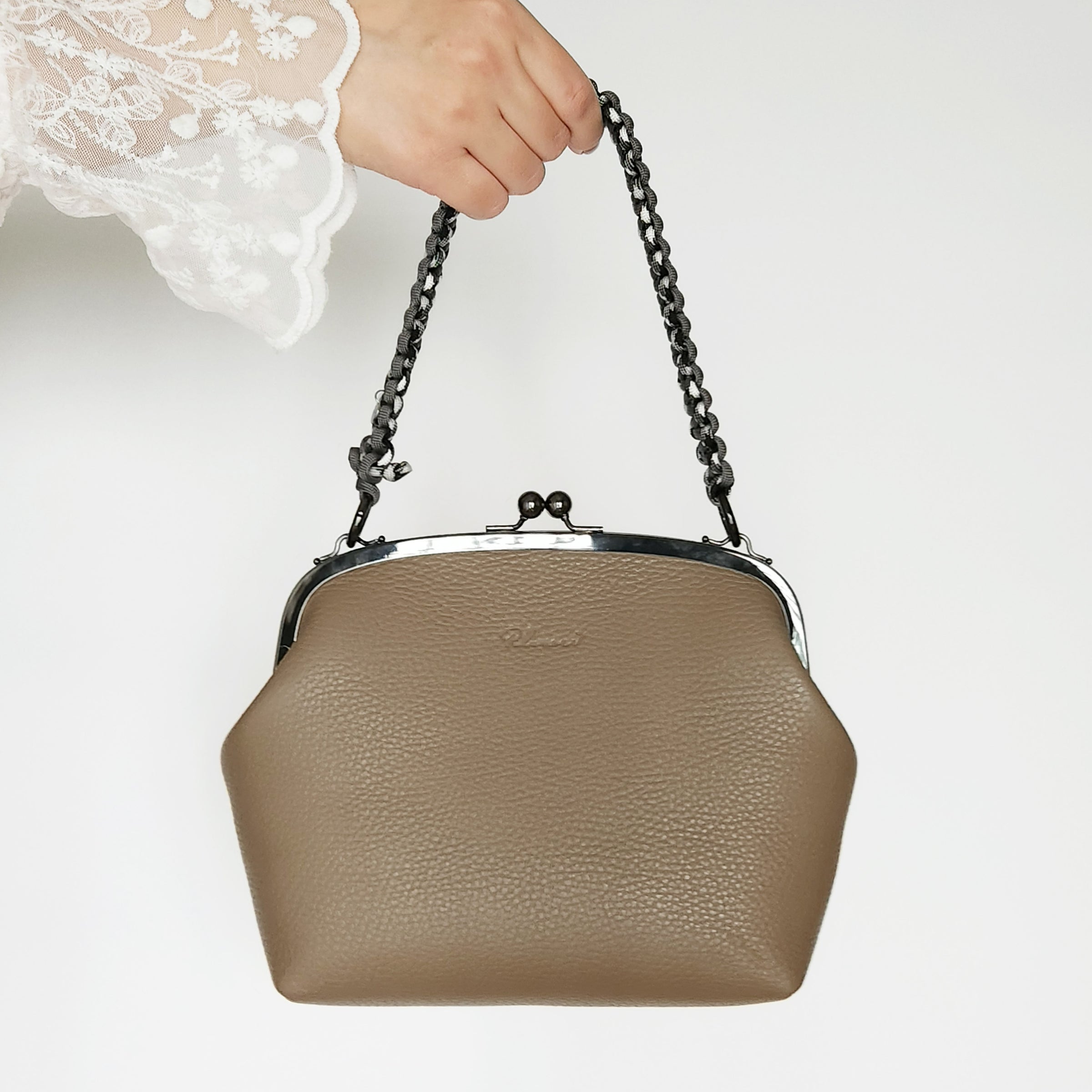 手縫いのがま口バッグ　グレージュ