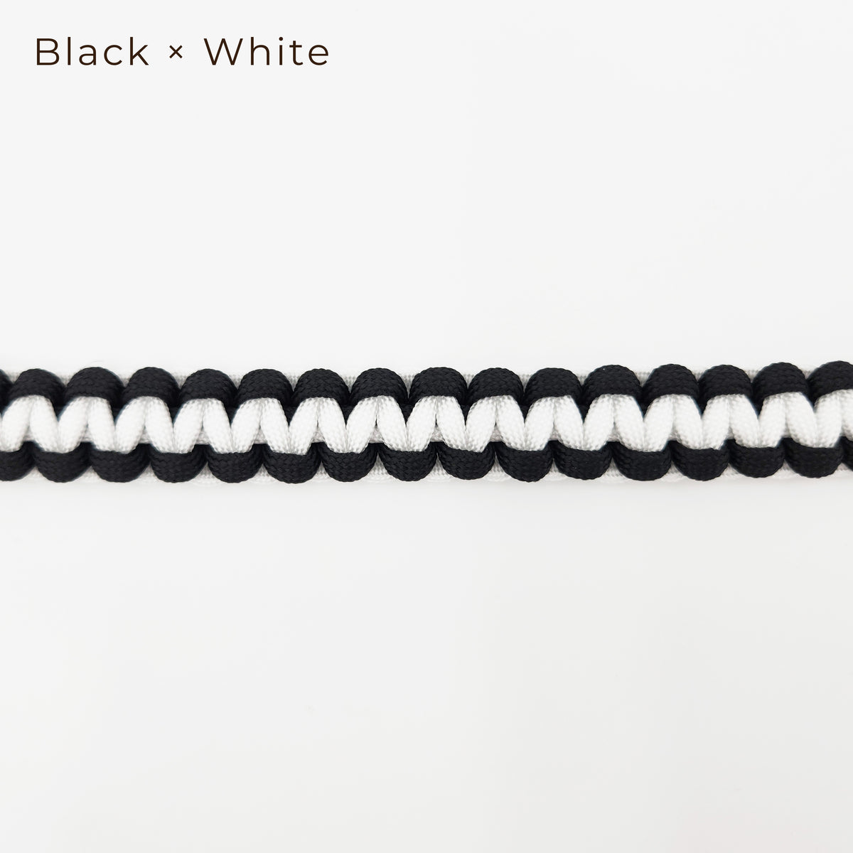 手編みのストラップ　Black×White