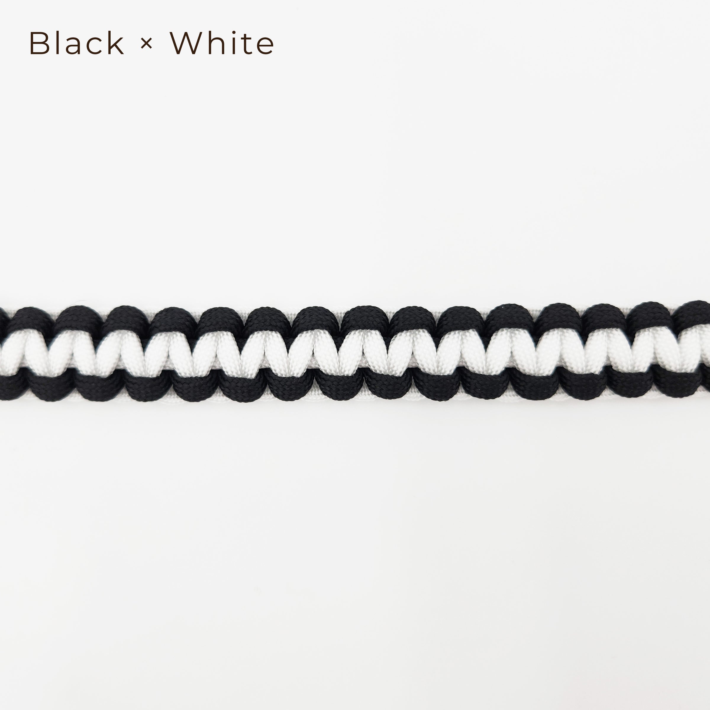 手編みのストラップ　Black×White