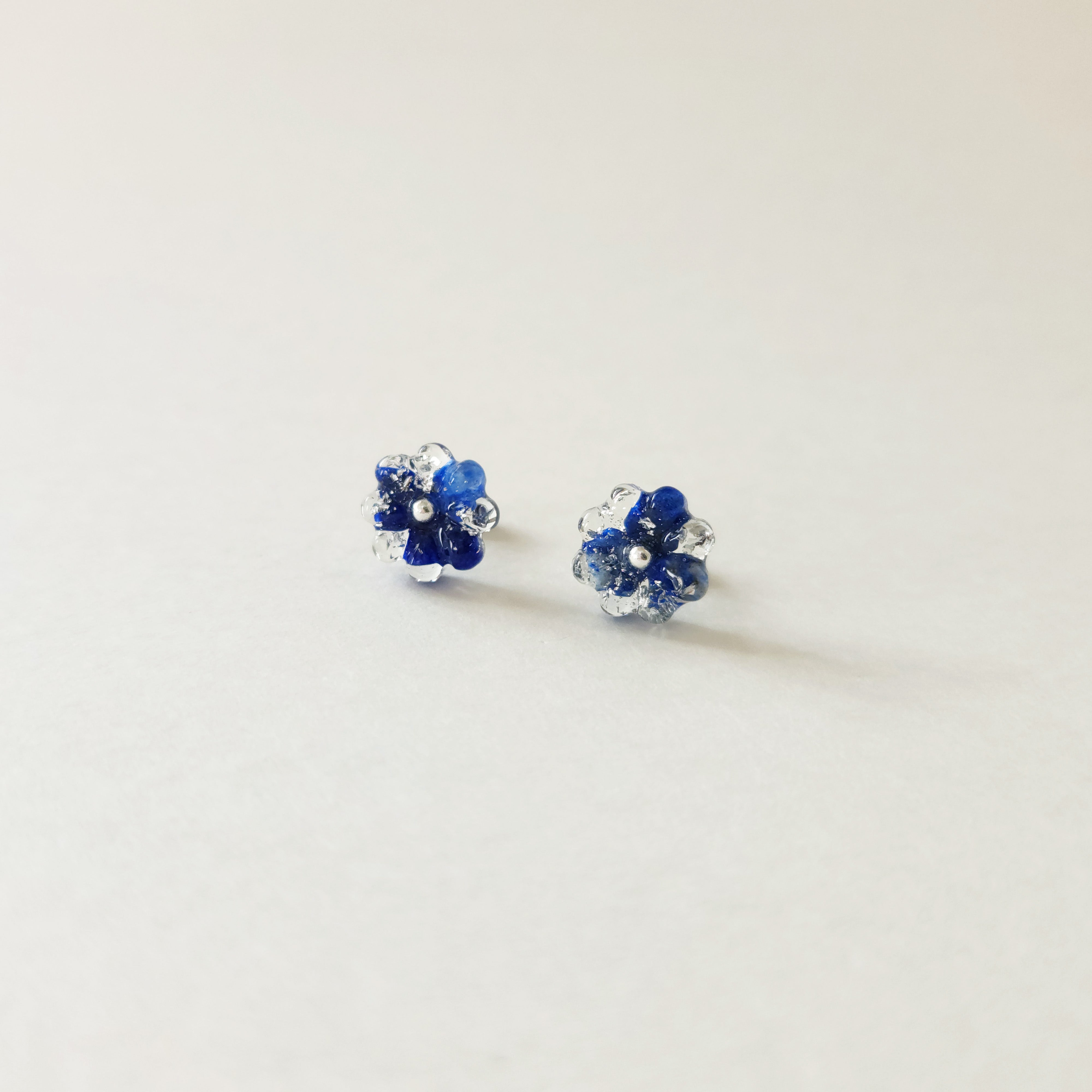 天然石（ラピスラズリ）× 菊 ピアス or イヤリング – Rhumore