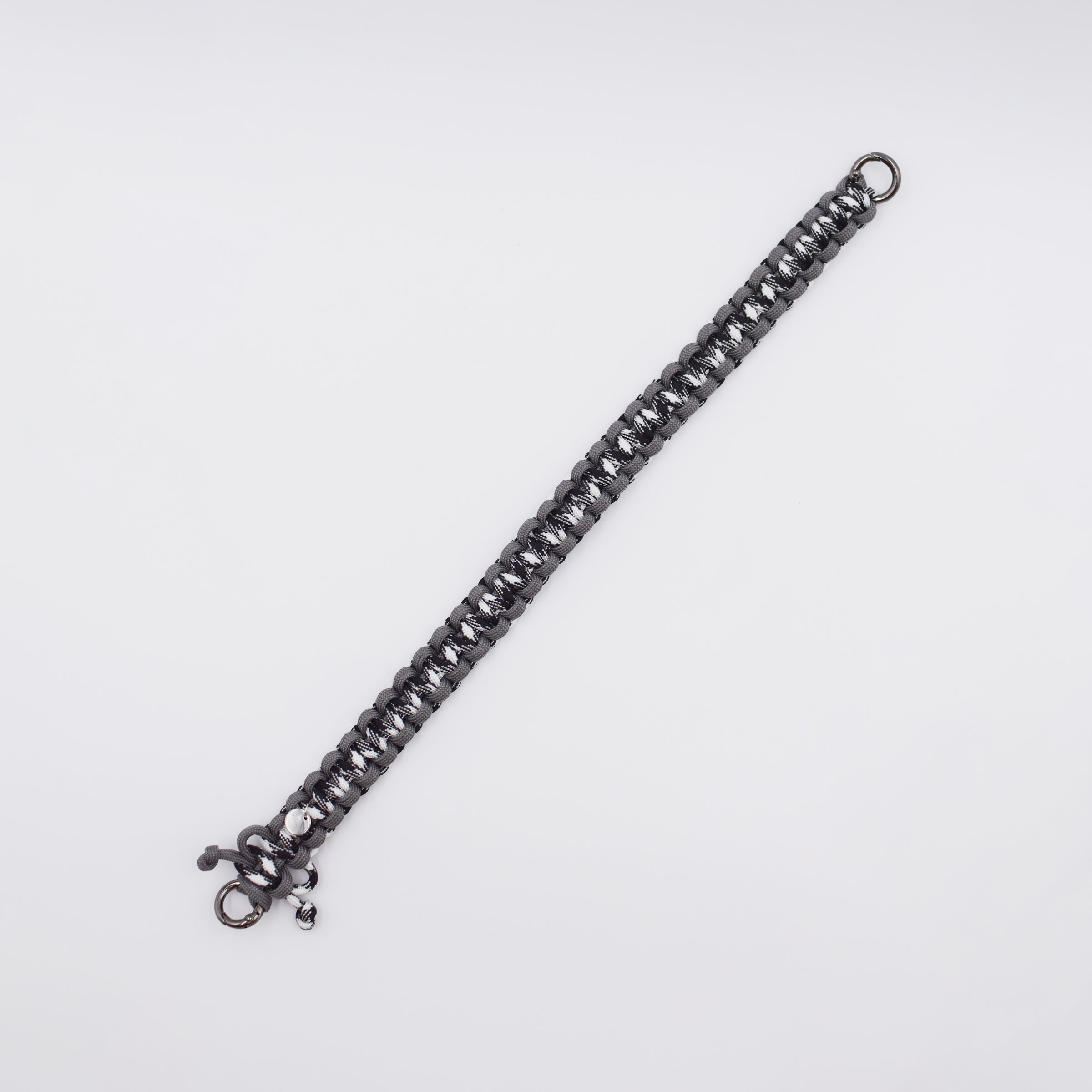 手編みのストラップ　Black×Gray
